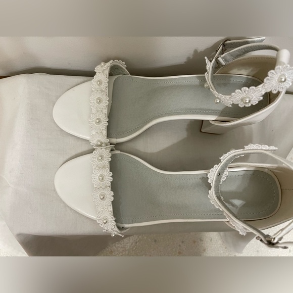 White sandals, size 7.5 - Picture 2 of 5